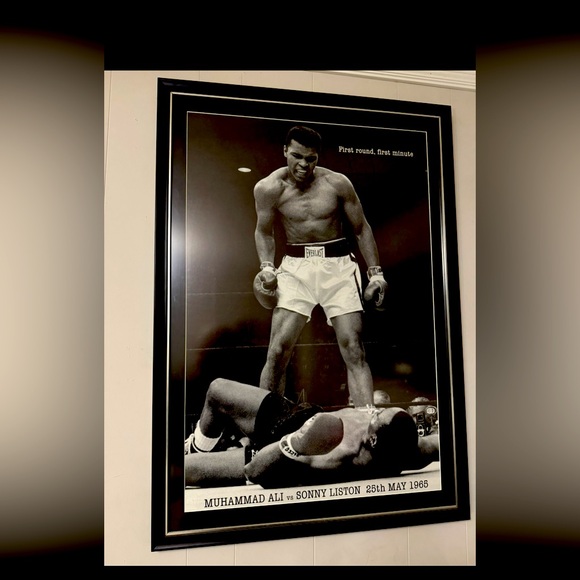 Muhammad Ali vs Sonny Liston Iconic Black and White Frames Mint Condition& Bonus